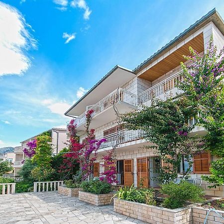 Apartments And Rooms By The Sea Brela, Makarska - 2752 외부 사진