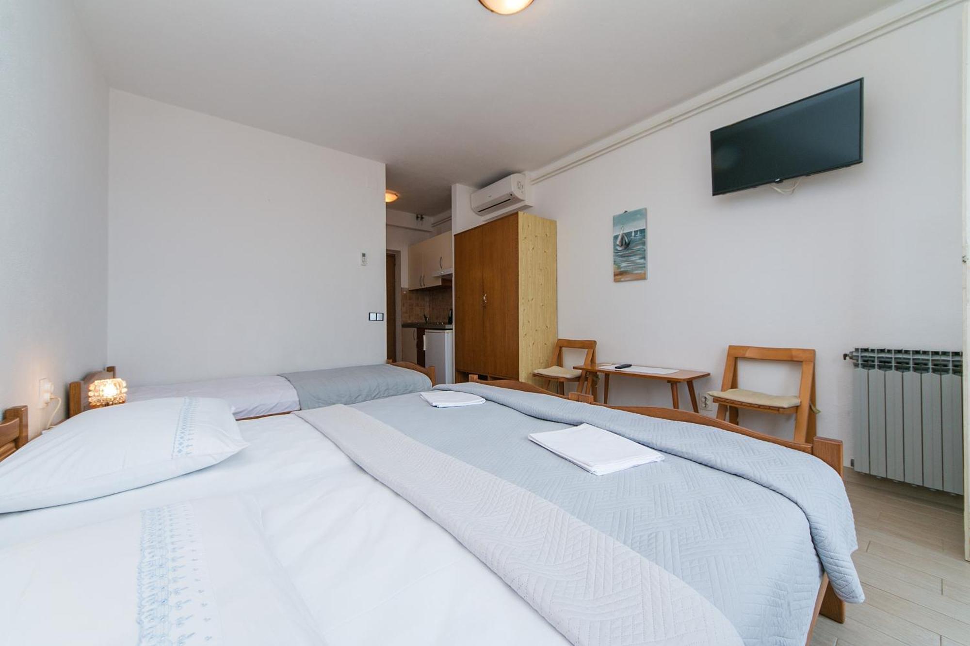 Apartments And Rooms By The Sea Brela, Makarska - 2752 객실 사진