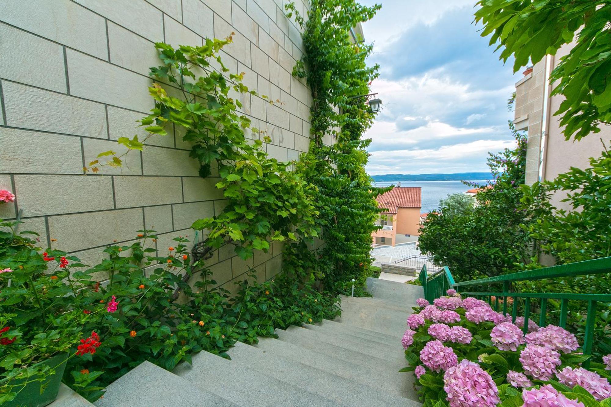Apartments And Rooms By The Sea Brela, Makarska - 2752 외부 사진