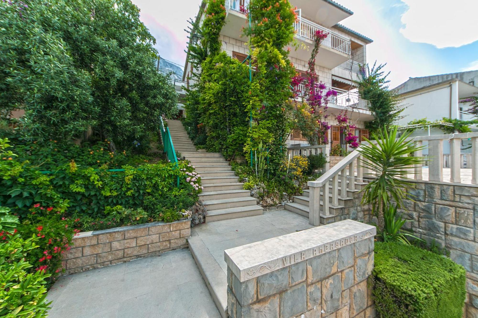 Apartments And Rooms By The Sea Brela, Makarska - 2752 외부 사진
