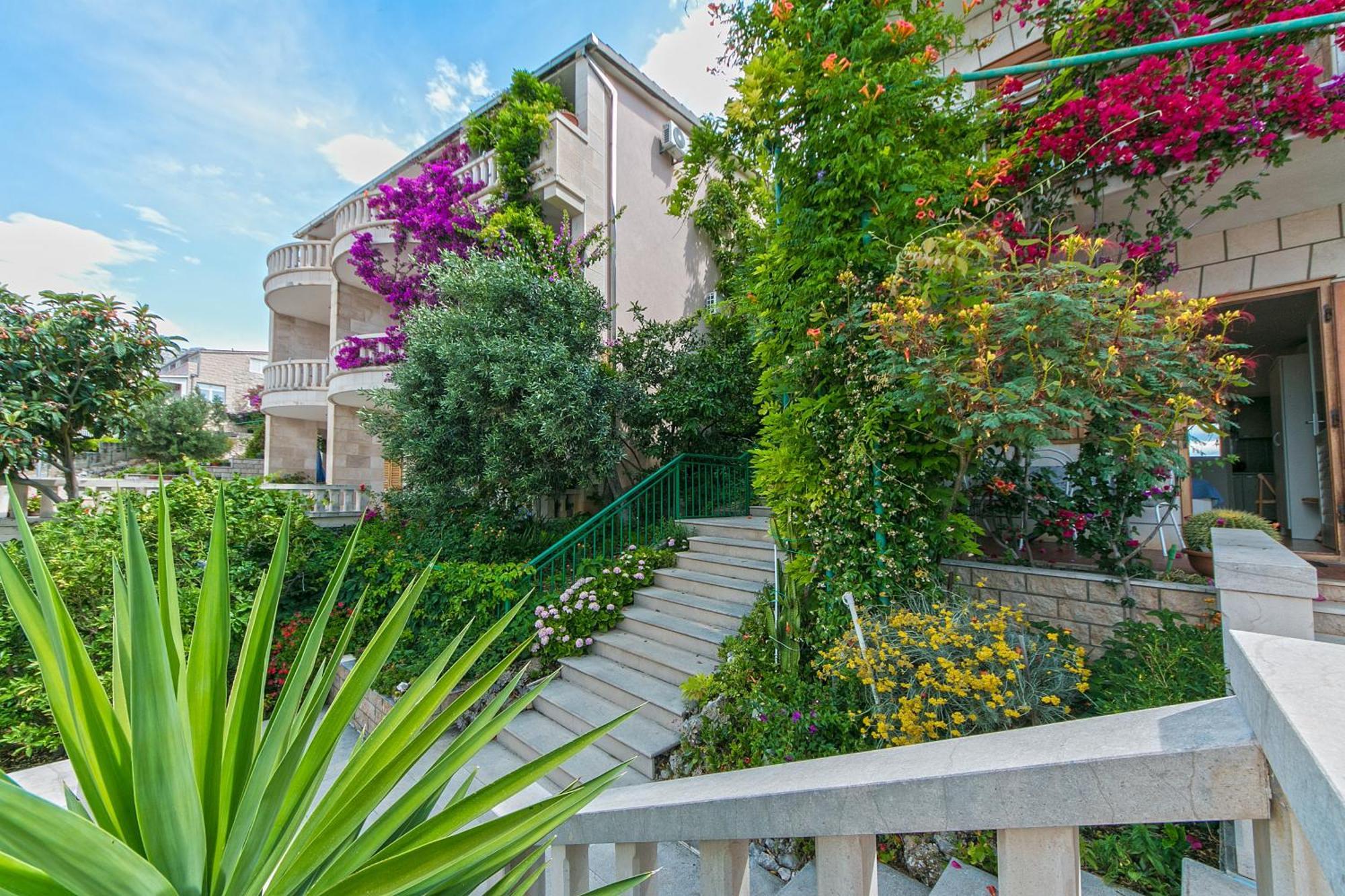 Apartments And Rooms By The Sea Brela, Makarska - 2752 외부 사진