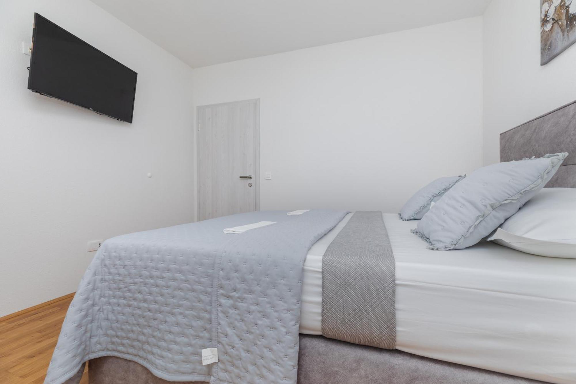 Apartments And Rooms By The Sea Brela, Makarska - 2752 객실 사진